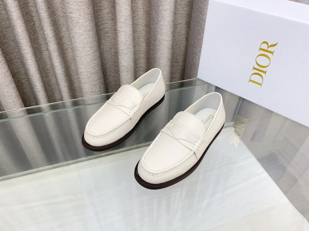 👟👟Ex-factory price 660👟👟 25Ss new Dior Boy loafers This Dior Boy loafer is a new product in the 2024 winter ready-to-wear series. It incorporates Dior's extraordinary craftsmanship and reinterprets the classic loafer design. Crafted from materials including suede and lambskin, it's enhanced with an integrated white fur lining and features a gold-tone Christian Dior Paris signature on the front leather tab. Paired with rubber soles, soft and comfortable. Upper: cowhide, inner padding: comfortable sheepskin, sole: rubber sole, size: 35-39 (40 customized, non-refundable)